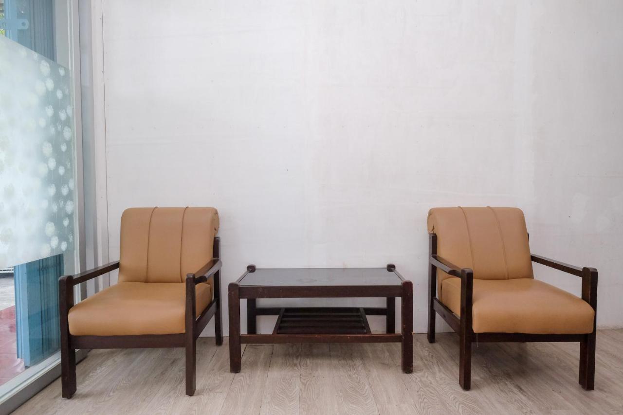 Reddoorz Syariah @ Griya Thamrin Manahan Solo Exterior photo