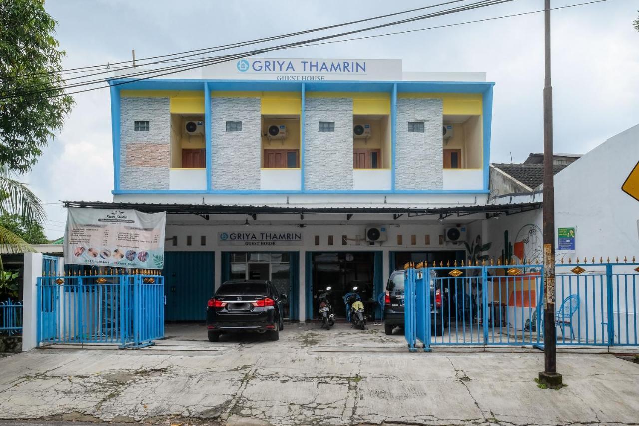 Reddoorz Syariah @ Griya Thamrin Manahan Solo Exterior photo