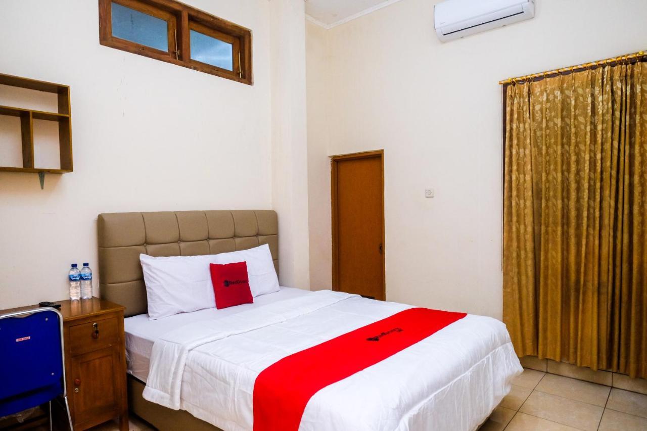 Reddoorz Syariah @ Griya Thamrin Manahan Solo Exterior photo